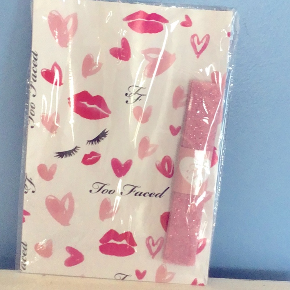 Too Faced original wrapping paper with ribbon to pack your gifts. New Sealed